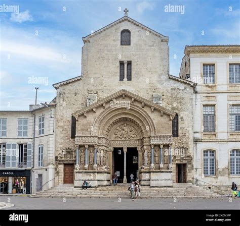 Veduta esterna della Cattedrale di Saint-Trophime ad Arles, architettura romanica