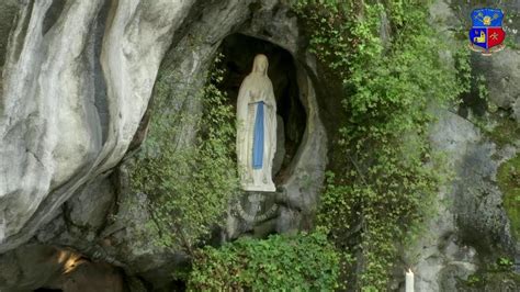 Infografica che spiega i cinque segni di Lourdes (Grotta, Acqua, Candele, Rosario, Processioni)