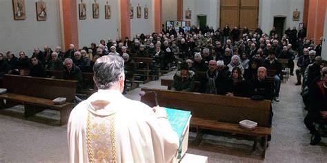 Foto di un'assemblea riunita in preghiera durante un evento ecumenico o pentecostale.