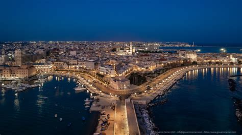 Foto panoramica della città vecchia di Bari con la Cattedrale