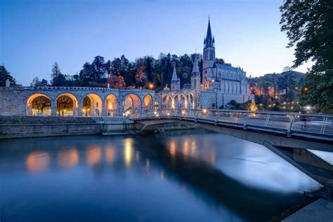 Foto della fiaccolata notturna a Lourdes con migliaia di pellegrini