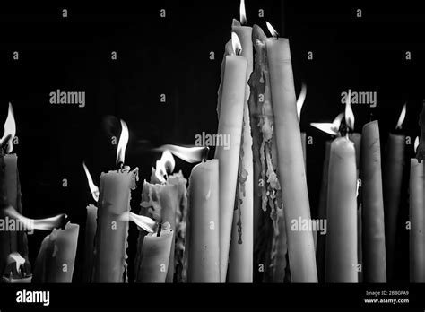 Foto di migliaia di candele accese nella Cappella delle Candele a Lourdes