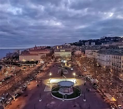 Foto panoramica della piazza principale di Rosolini durante i festeggiamenti con le luminarie e la folla