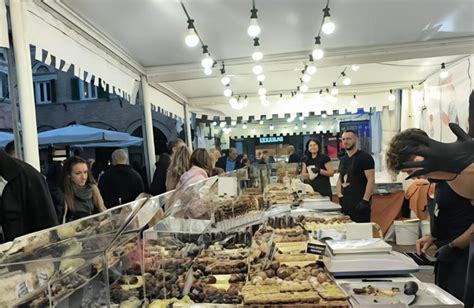 Dettaglio di uno stand artigianale in piazza Garibaldi con creazioni locali fatte a mano