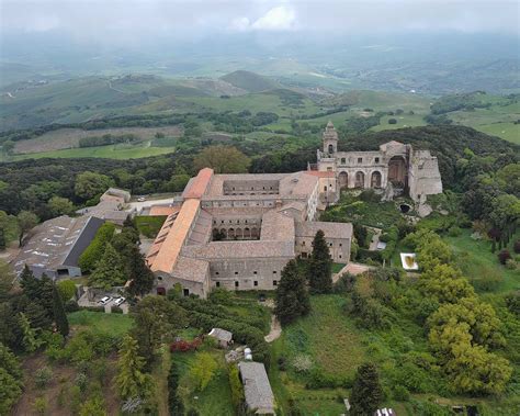 Veduta panoramica del complesso monumentale dell'Abbazia di Santa Maria alla Croce nel contesto naturale del Parco del Beigua