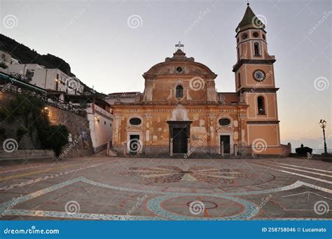 Foto del sagrato della chiesa parrocchiale di Vallonga con il monumento commemorativo