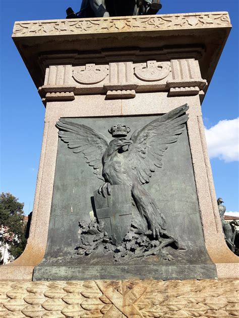 Dettaglio del fregio in bronzo, dell'aquila e dello stemma sabaudo sul monumento commemorativo