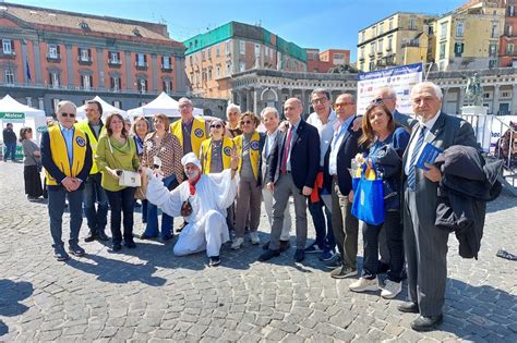 Foto d'archivio della comunità durante un evento conviviale parrocchiale