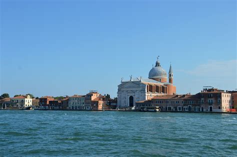 Veduta aerea della Chiesa del Redentore e dell'isola della Giudecca a Venezia, con il ponte votivo temporaneo