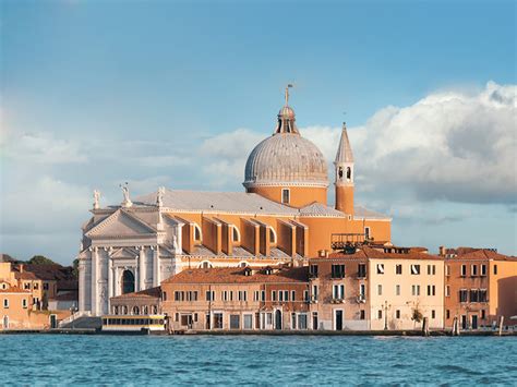 Dettaglio ravvicinato della facciata della Chiesa del Redentore, mostrando le statue e gli ordini sovrapposti