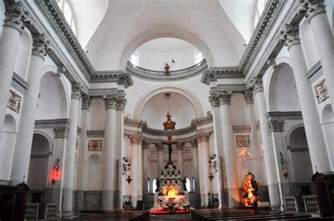 Interno della Chiesa del Redentore, focalizzando sulla navata e l'armonia spaziale