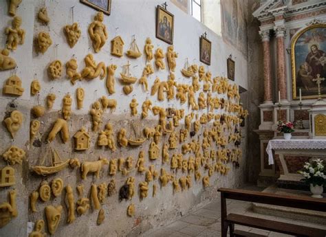 Dettaglio dell'impalcatura lignea con statue e ex voto anatomici in cera