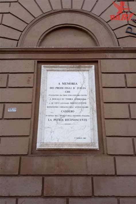 Lapidi commemorative sotto il porticato della facciata