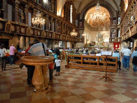Interno del Santuario con l'impalcatura lignea e le statue