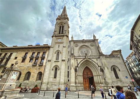 Veduta esterna della Cattedrale di San Giacomo a Bilbao con la facciata e la torre