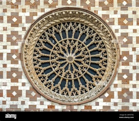 Dettaglio del rosone e del portale della facciata gotica della Cattedrale di San Giacomo