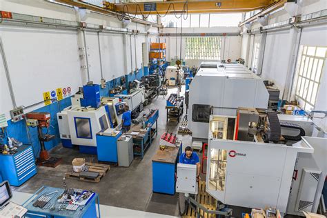 Foto di un'officina meccanica moderna con macchinari e utensili