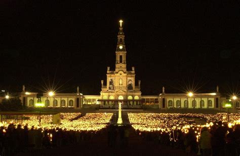 Santuario di Fatima illuminato di notte con pellegrini e candele
