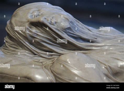 Dettaglio fotografico della scultura del Cristo in Gloria sulla Prior’s Door
