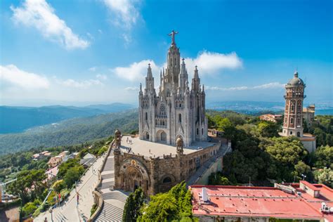 Veduta del Tempio Espiatorio del Sacro Cuore sulla collina del Tibidabo con Barcellona sullo sfondo