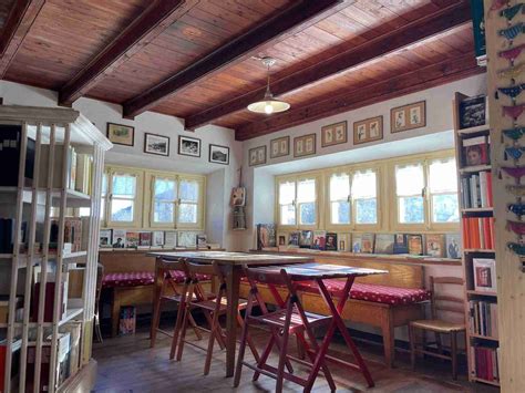 Interno di una libreria di antiquariato, con volumi rari