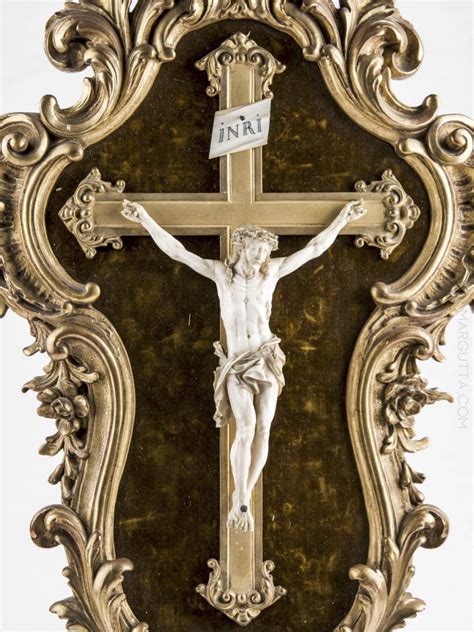 Dettaglio della firma su un crocifisso in avorio