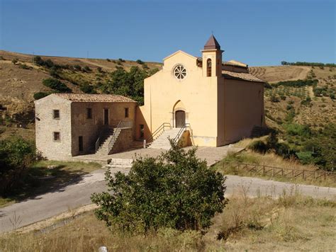 Foto aerea della chiesetta della Madonna in Veroncora circondata dalla campagna
