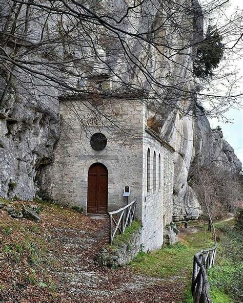 Eremo di Sant'Onofrio a Serramonacesca incastonato nella roccia