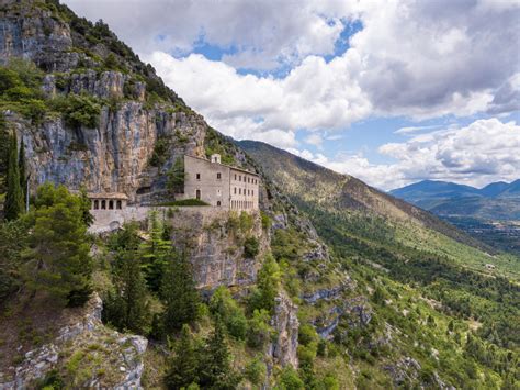 Veduta panoramica dell'Eremo di Sant'Onofrio al Morrone e della Valle Peligna
