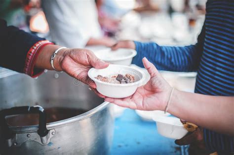 Persone che condividono cibo con i bisognosi, un atto di carità
