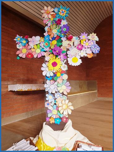 Rappresentazione artistica di una Croce Fiorita con rami e fiori rigogliosi