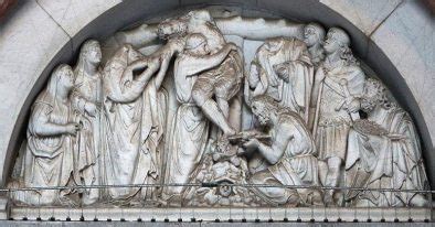 Dettaglio della lunetta con la Deposizione di Nicola Pisano sul Duomo di Lucca, mostrando le figure principali e l'espressione drammatica