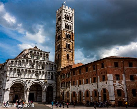 Veduta frontale della facciata asimmetrica del Duomo di San Martino di Lucca e il suo campanile