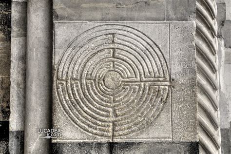 Dettaglio del labirinto inciso sulla facciata del Duomo di San Martino a Lucca