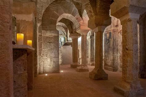 Interno della cripta della Madonna delle Grazie nell'Abbazia di San Salvatore
