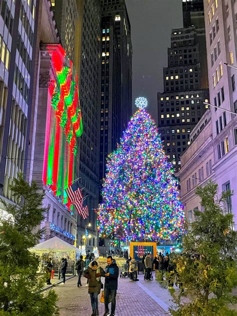 Tematica foto: New York anni '20 vestita a festa per Natale con luci e pacchi regalo giganti a Cinecittà World