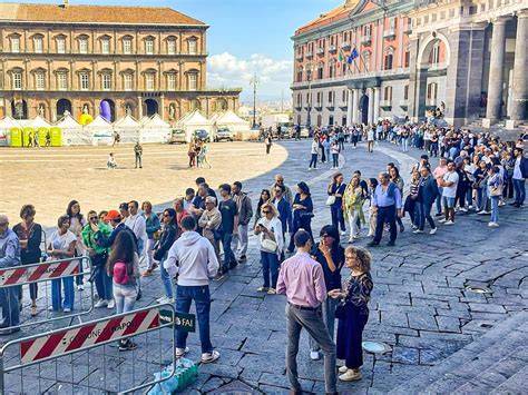 Un antico monumento o rovina con persone che lo esplorano