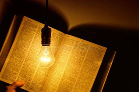 Un'antica lampada a olio che illumina un libro aperto