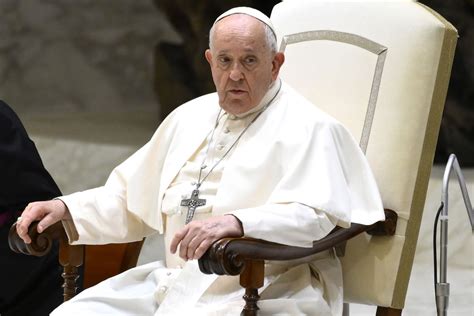 Ritratto di Papa Francesco mentre pronuncia un discorso in pubblico, simbolo della sua autorevolezza in materia ecclesiastica