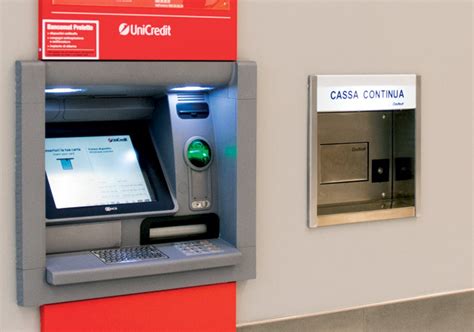 Foto di un bancomat UniCredit in ambiente urbano