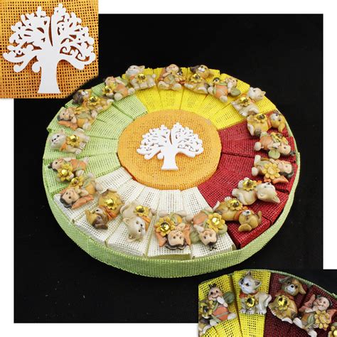 Tavolo con bomboniere a forma di albero della vita e confettata colorata