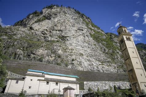 Foto panoramica del Santuario di Gallivaggio immerso nel paesaggio alpino
