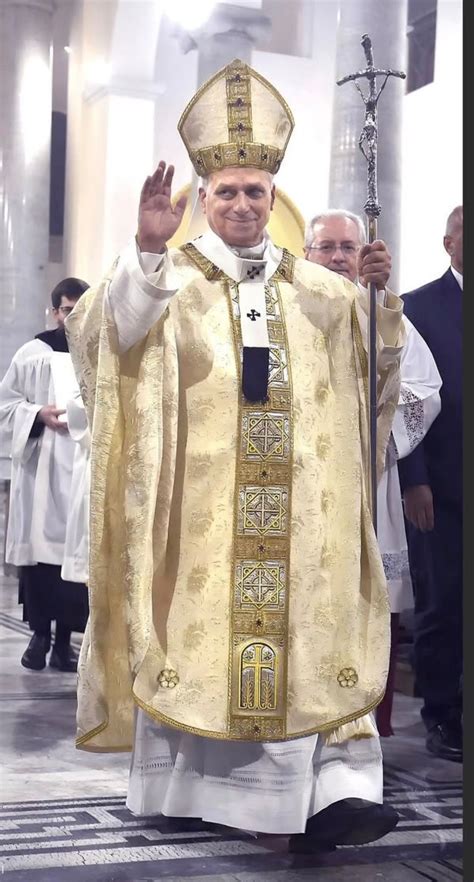 Sacerdote che indossa i paramenti tradizionali