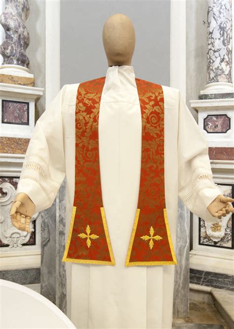 Illustrazione del sacerdote che indossa alba, stola e casula