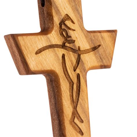Don Tonino Bello con la sua croce pettorale di legno