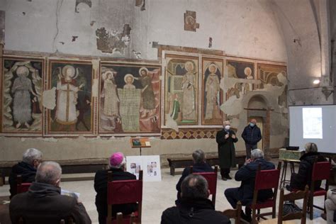 Dettaglio degli affreschi trecenteschi nella Chiesa di Santa Giuliana
