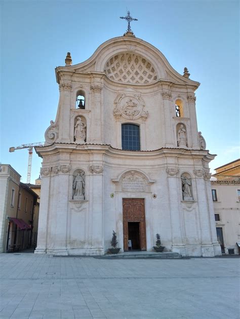 Vista frontale della facciata della Chiesa Sante Maria e Giuliana con le statue