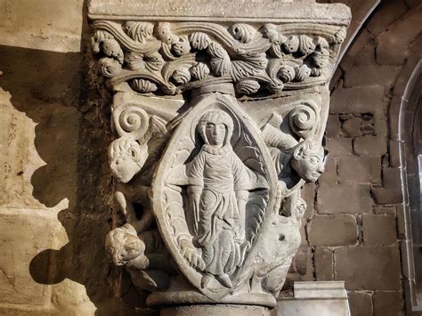 Dettaglio architettonico della facciata della Chiesa dell'Assunzione di Maria Vergine