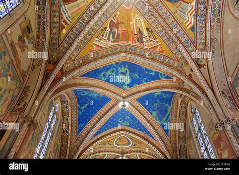 Interno della Chiesa di Castrignano con volte a botte e affreschi