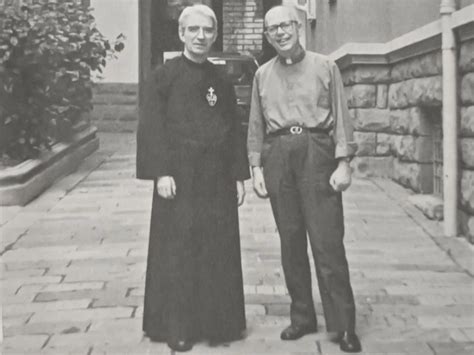 Ritratto di Padre Gabriele Amorth, sorridente e con indosso la veste talare